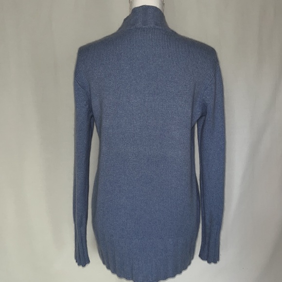 100% Cashmere Sweater Saks, Fifth Avenue size Small  V-Neck in Sky Blue - Picture 3 of 5